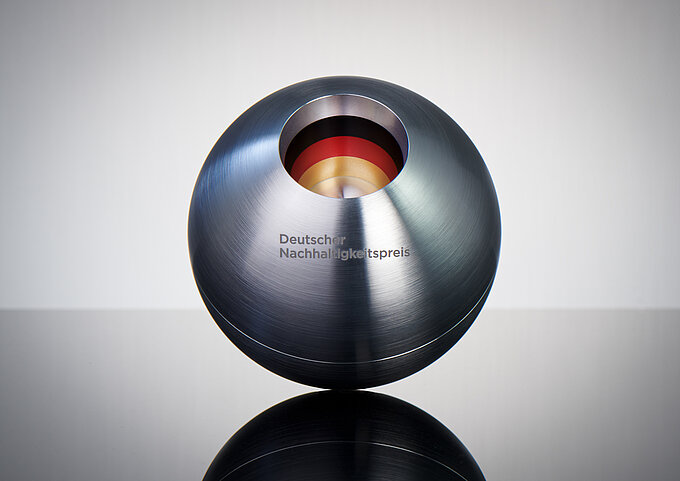 Deutscher_Nachhaltigkeitspreis_Preisstatuette.jpg Deutscher_Nachhaltigkeitspreis_Preisstatuette.jpg